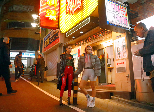 Ким, Хлое и Кортни Кардашьян представили футуристические образы в Токио